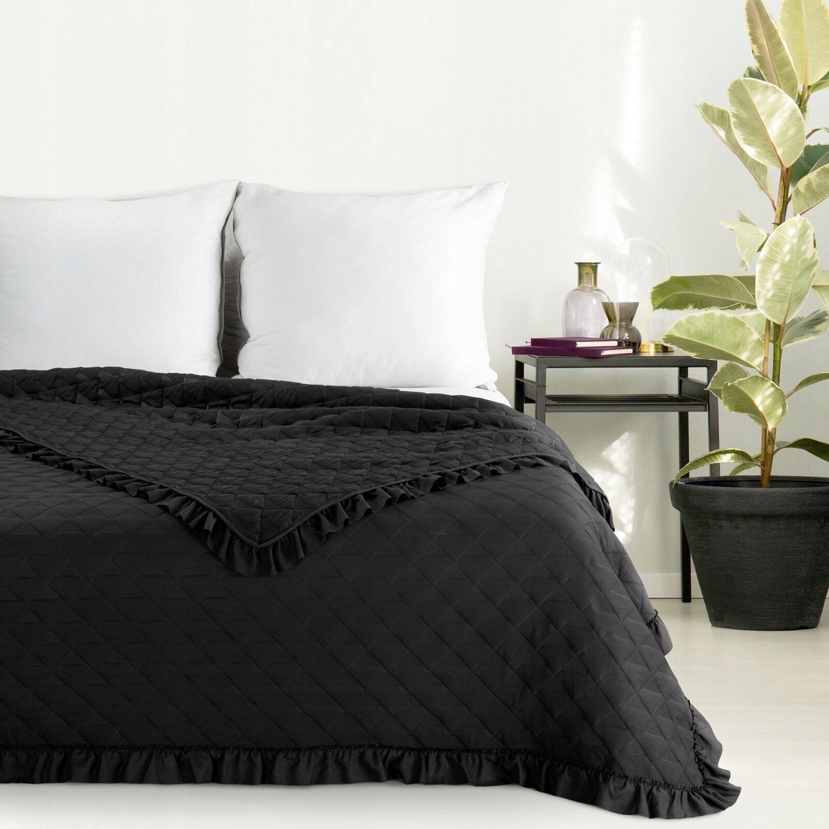 Pittige sprei 170x210 cm met volant Vanesa - Zwart