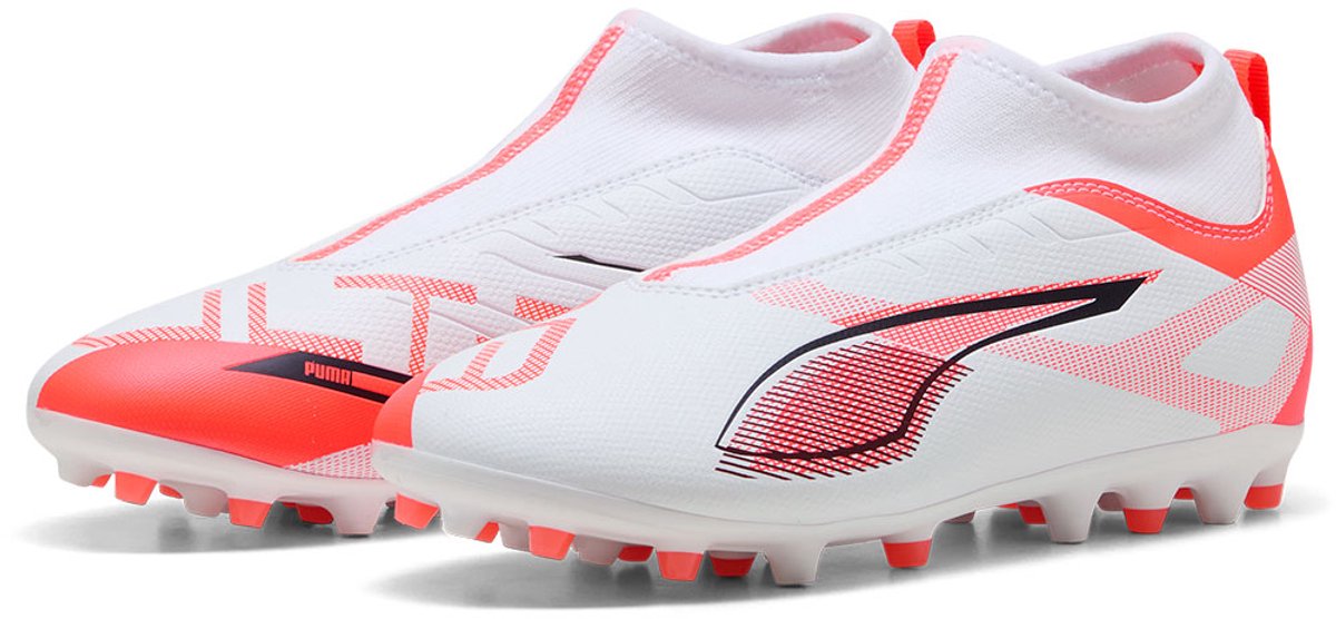 Puma Ultra 5 Match+ LL MG voetbalschoenen in wit met roze accenten, lichtgewicht mesh bovenwerk en gripcontrol.