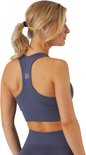 Grijze sport-bh met racerback en subtiel logo op de rug.