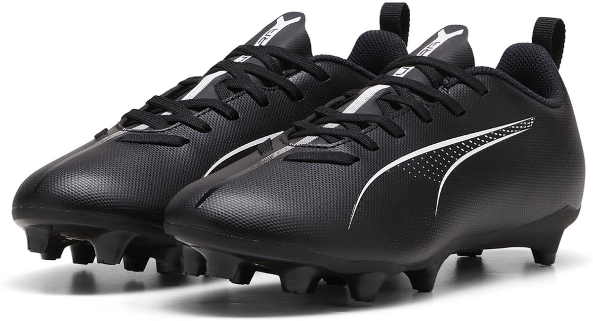 Puma Kinder voetbal schoenen Low Ultra 5 Play FG/AG Jr in zwart met witte details, maat 34,5, ontworpen voor snelheid.