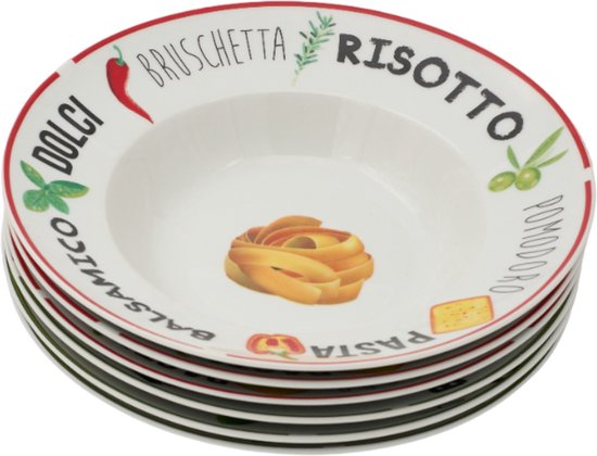 Stapel van vijf witte pastaborden met Italiaanse teksten en prints van pasta, peper, olijven en kaas. Rode rand op het bovenste bord.