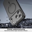 Een doorschijnend matzwart iPhone-hoesje met MagSafe-ring wordt getest op vallen, omringd door rondvliegend puin.
