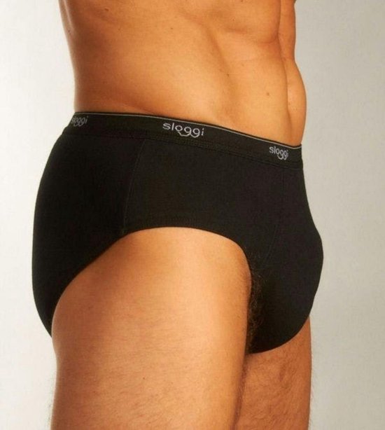 Zwarte Sloggi slip op model, zijaanzicht, met witte tailleband met logo.