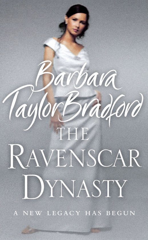 Een vrouw in een zilverkleurige jurk staat voor een grijze achtergrond. De titel 'Barbara Taylor Bradford THE RAVENSCAR DYNASTY' is in sierlijke letters weergegeven.