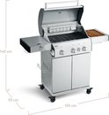 Roestvrijstalen gasbarbecue met open deuren, 140 cm hoog, 55 cm diep en 130 cm breed.