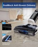 Close-up van de vloerreiniger met 'DualBlock Anti-Kluwen Ontwerp', met twee stappen die de werking tonen.