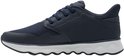 Zij-aanzicht van een donkerblauwe sneaker met witte zool.
