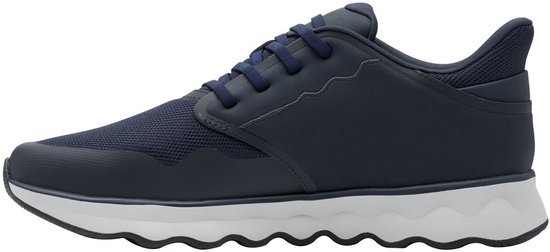 Zij-aanzicht van een donkerblauwe sneaker met witte zool.