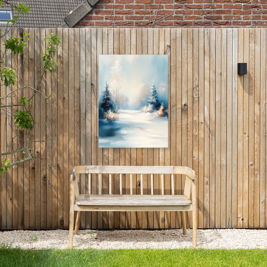 Abstract winterlandschap op canvas, hangend boven een houten bank tegen een houten schutting.