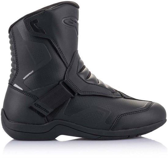 Zwarte Alpinestars motorlaars met klittenbandsluiting, waterdicht logo en geperforeerde panelen.
