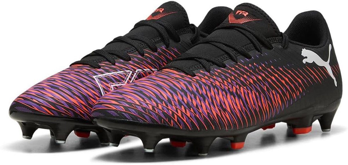 PUMA Future 8 Play MXSG voetbalschoenen in zwart, wit en gloeiend rood met metalen noppen voor grip en wendbaarheid. Maat 45.