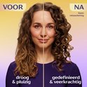 Voor en na foto van een vrouw met krullend haar. Links "droog & pluizig", rechts "gedefinieerd & veerkrachtig".