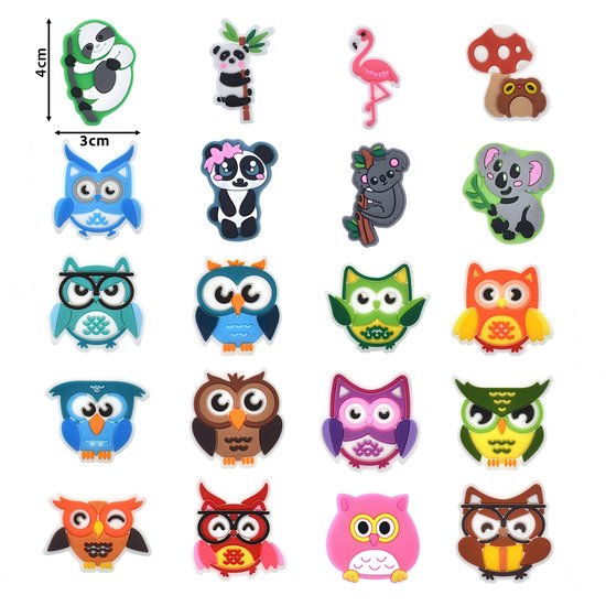 Set van 21 kleine bedels met dieren en paddenstoel, waaronder uilen, panda, flamingo en koala.