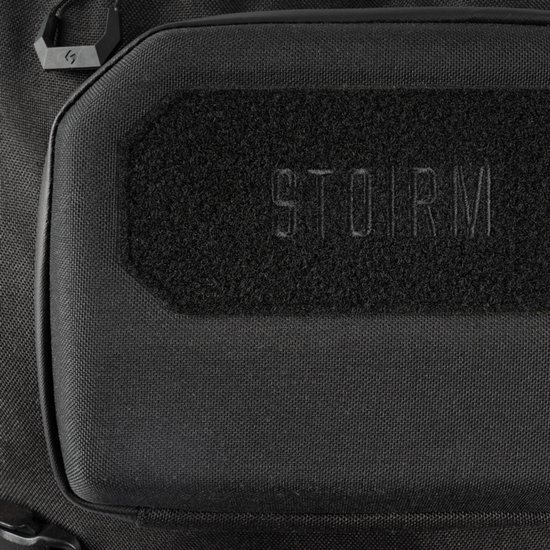 Zwarte voorzak van een rugzak met 'STORM' logo op een klittenbandpatch.