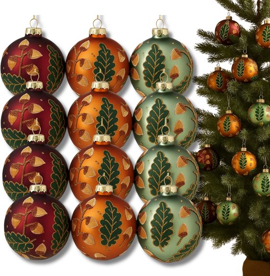 Douze boules de Noël en verre alignées, 4 en rouge, 4 en orange et 4 en vert, avec motif de glands et de feuilles.