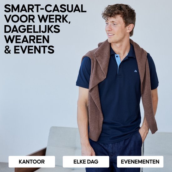 Man met een marineblauwe polo en een bruine trui over zijn schouders, zittend. "SMART-CASUAL VOOR WERK, DAGELIJKS WEAREN & EVENTS" tekst.