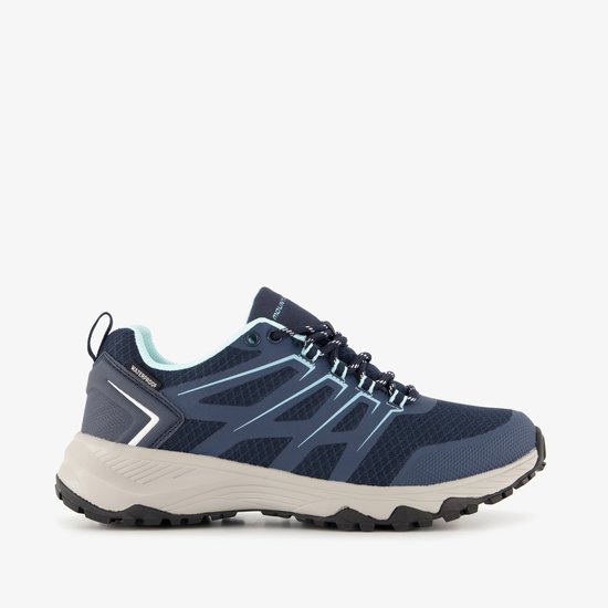 Zijzicht van een donkerblauwe lage wandelschoen met lichtblauwe lijnen en beige zool.