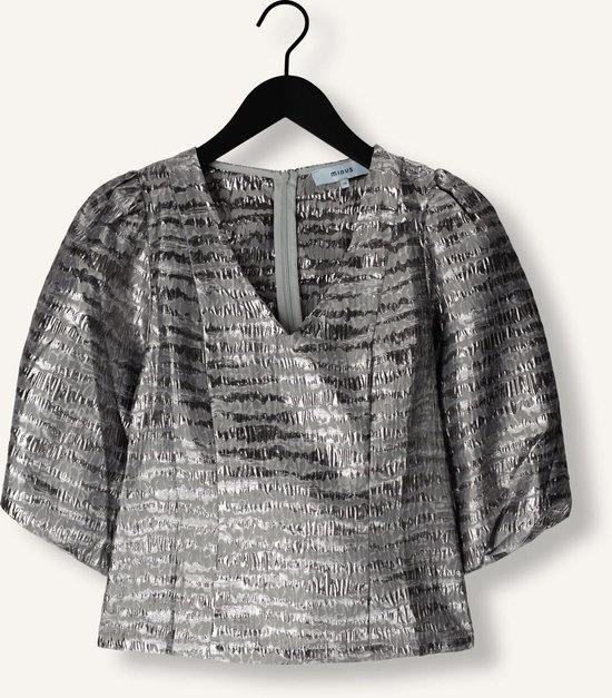 Zilveren blouse met pofmouwen en V-hals, hangend aan een kledinghanger.