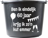 Cadeau emmer – 12 liter – zwart – verjaardag – Kado – met tekst: Ben ik eindelijk 60 jaar krijg ik zon kut emmer