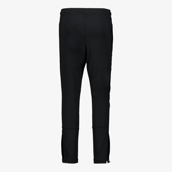 Zwarte Nike trainingsbroek met rits aan de onderkant van de pijpen.
