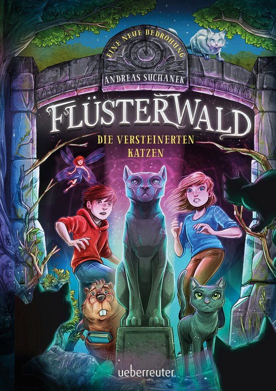 Boekcover met een jongen, meisje, bever en katten voor een stenen poort, met de titel 'Flüsterwald Die Versteinerten Katzen'.