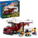 Lego City camper set met afbeelding van de camper, twee figuren, kampvuur en bergen.