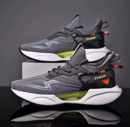 Grijze Tracer sneakers met witte zolen, neon accenten en zwarte details.