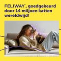 Een vrouw omhelst haar kat op de bank. "FELIWAY, goedgekeurd door 14 miljoen katten wereldwijd!".