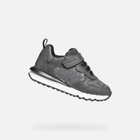 Sneaker grise en cuir avec motif pailleté et fermeture velcro.