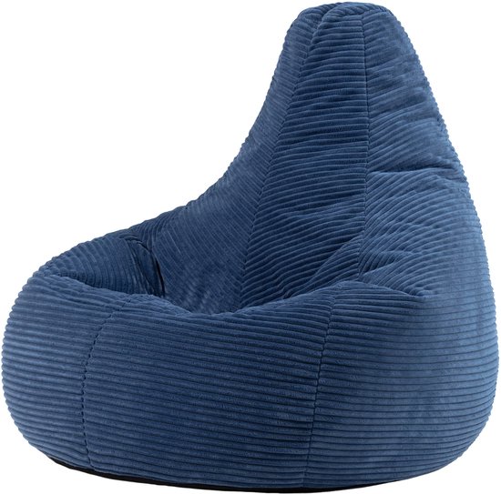 Denimblauwe ribfluwelen zitzak op een witte achtergrond, schuin van voren gezien.