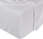 Hoek van een wit molton hoeslaken op een matras.