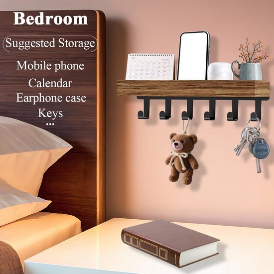 Bruine wandplank met haken, met een telefoon, kalender, teddybeer en sleutels.