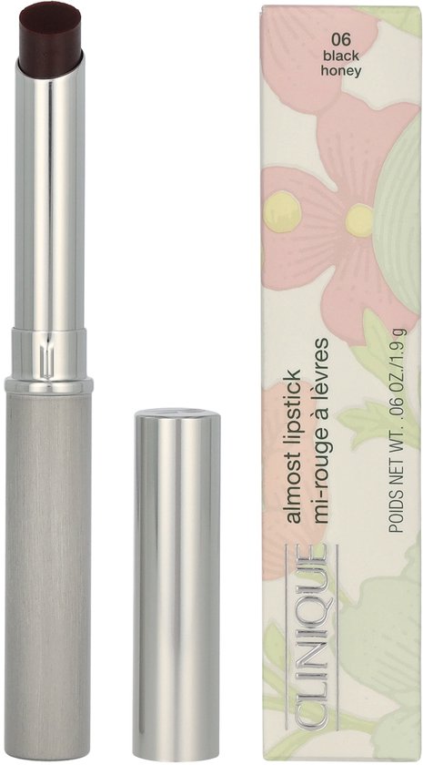 Een zilverkleurige lipstick met zilverkleurige dop, en de bijbehorende verpakking met bloemenpatroon en de tekst 'Clinique almost lipstick'.