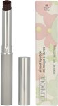 Een zilverkleurige lipstick met zilverkleurige dop, en de bijbehorende verpakking met bloemenpatroon en de tekst 'Clinique almost lipstick'.