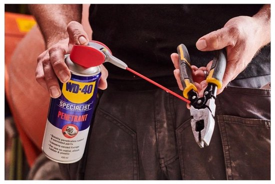 Man spuit WD-40 Specialist Penetratiemiddel op een tang.