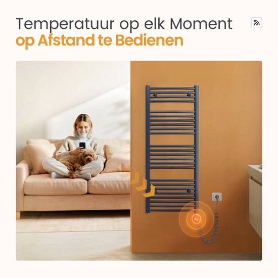 Vrouw met hond op bank bedient handdoekradiator op afstand met smartphone.