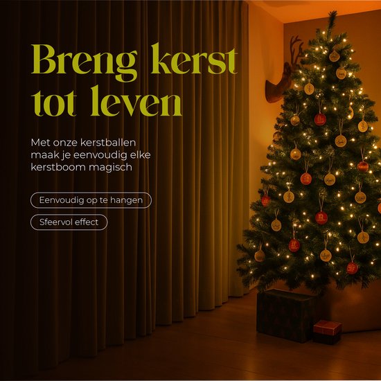 Een mooi versierde kerstboom met veel houten kerstballen in een sfeervol verlichte kamer.