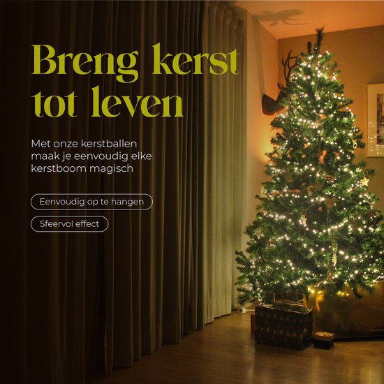 Kerstboom verlicht met warmwitte lampjes, met geschenkpapier aan de voet. Tekst: 'Breng kerst tot leven'.