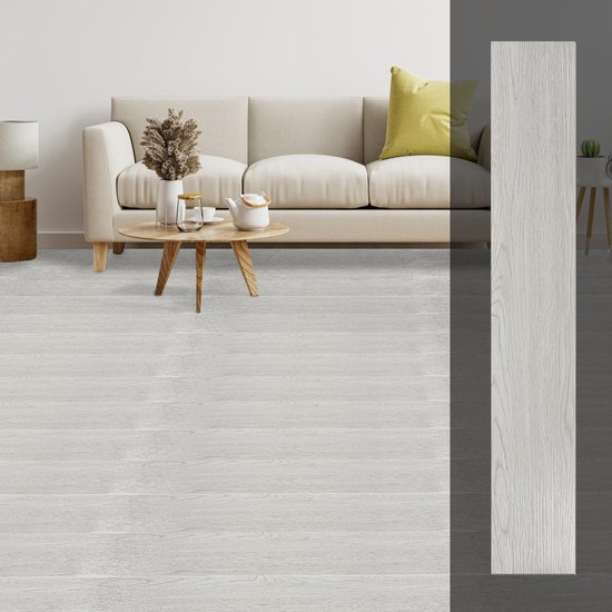 Lichte woonkamer met een PVC-vloer met lichte houtnerf.
