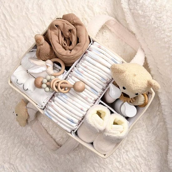 Baby luiermand met beige teddybeer, bruine kleding, rammelaars, luiers en babyschoentjes.