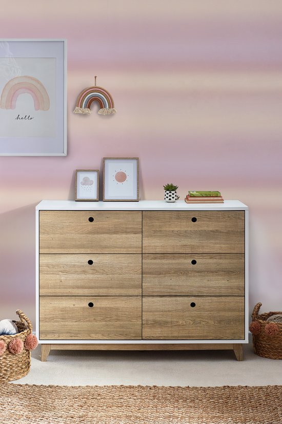 Ladekast met zes houten fronten, witte ombouw en een roze-paarse wand.
