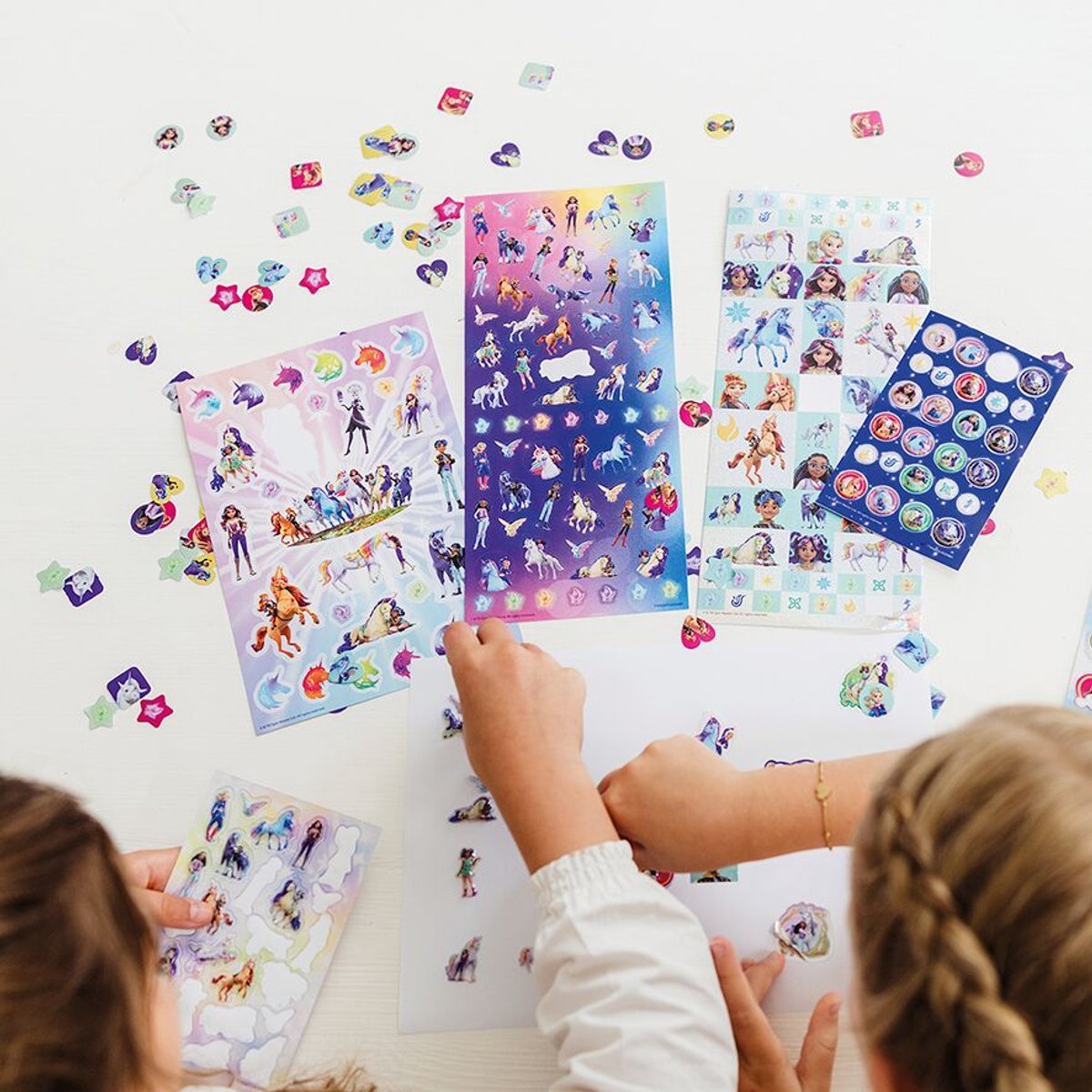 Unicorn Academy XL Stickers set - 8 stickervellen - Met metallic en laserstickers - Speelgoed Kinderen - Knutselen - Voor meisjes - Ook voor kleuters - Vanaf 3 jaar - Totum — afbeelding 6