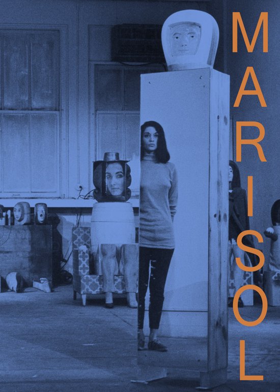 Een vrouw staat naast een spiegelbeeld van zichzelf, met de naam MARISOL in oranje letters op de zijkant.