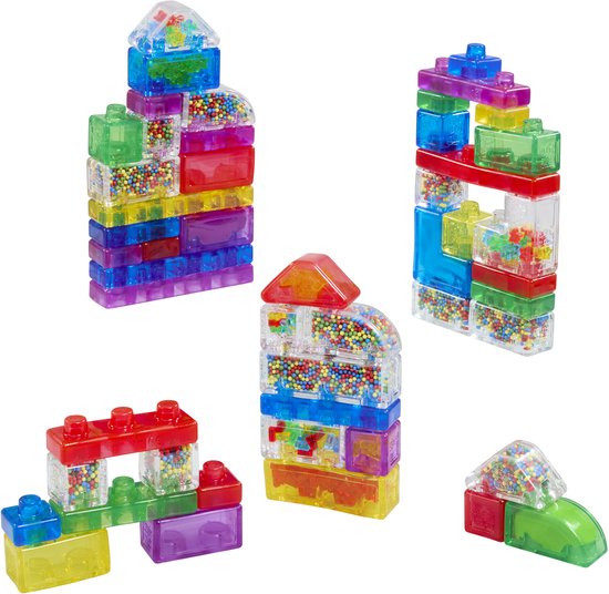 Verschillende constructies gemaakt van Jelly Blox blokken in verschillende hoogtes en vormen. Blokken zijn transparant en gevuld met gekleurde bolletjes.