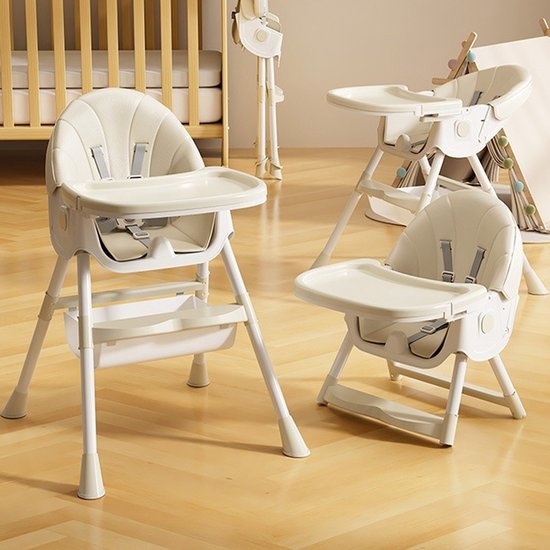 Drie beige kinderstoelen in verschillende posities in een kinderkamer met houten vloer.