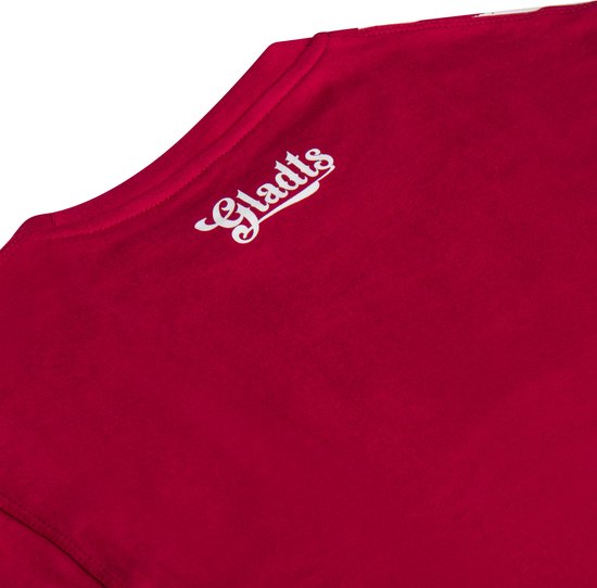 Close-up van de neklijn van een bordeauxrode T-shirt met witte 'Gladts' tekst.