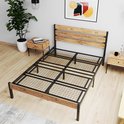 Bedframe met houten hoofdbord met 3 planken en zwart metalen frame, zonder matras.