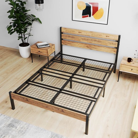 Bedframe met houten hoofdbord met 3 planken en zwart metalen frame, zonder matras.