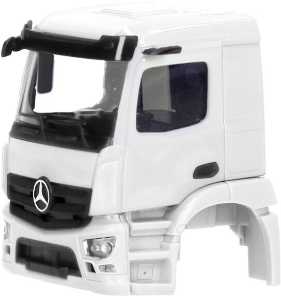 Witte Mercedes Benz Actros M cabine met een zwarte grille en de Mercedes-ster.