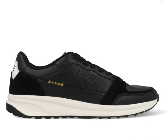 Zwarte leren sneaker met suède details, gele voering en 'PME' op de hiel.